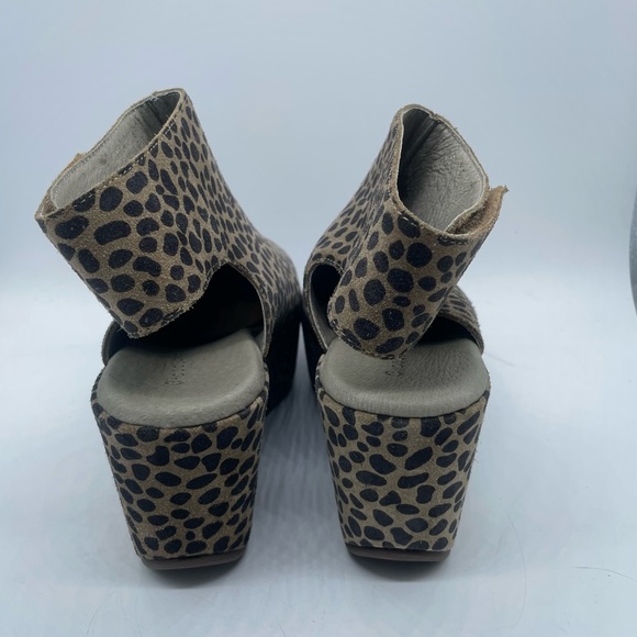 Chocolat Blu Tan and Black Wedge Shoes - Picture 4 of 11